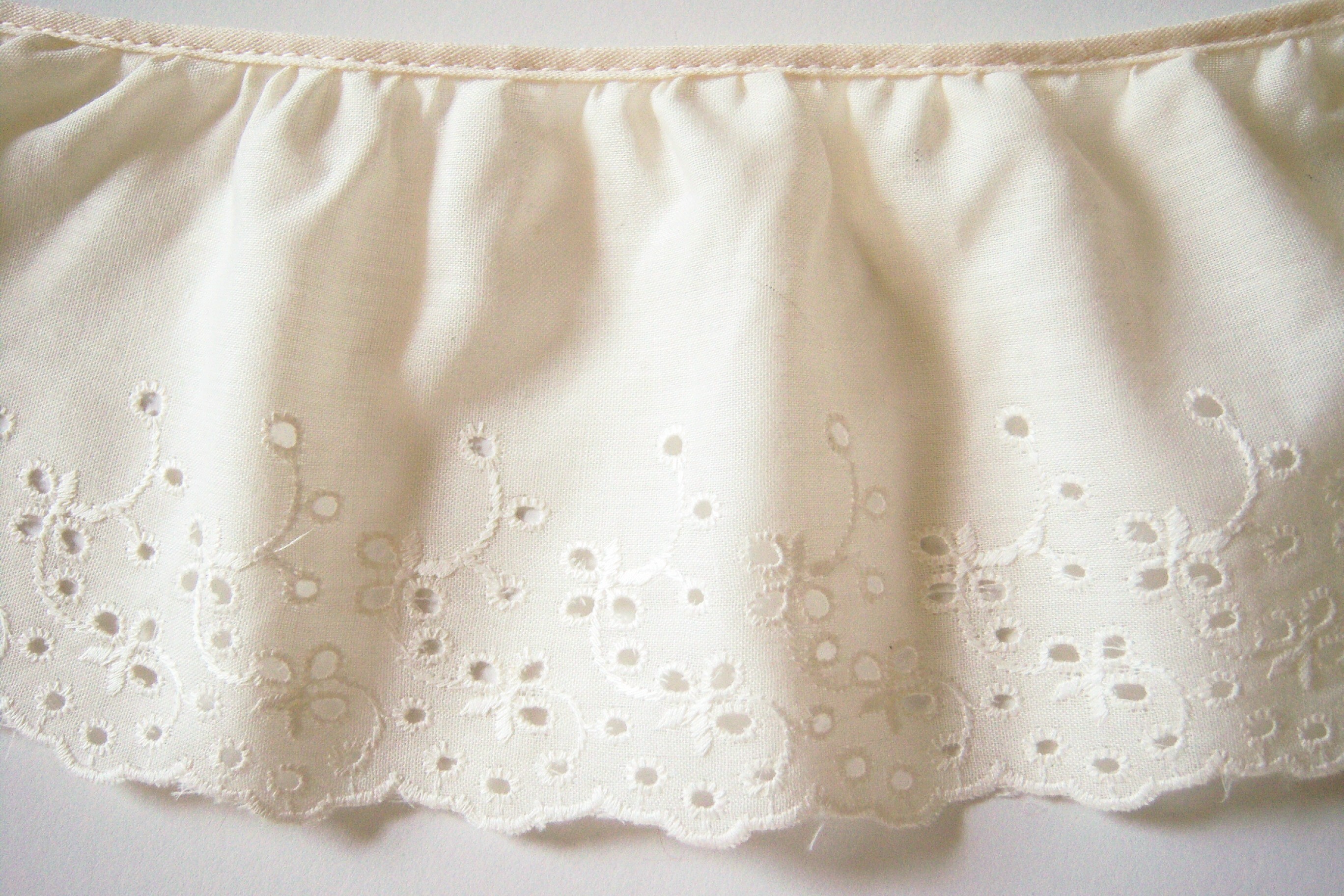 Lt Ivory 4" Gathered Eyelet