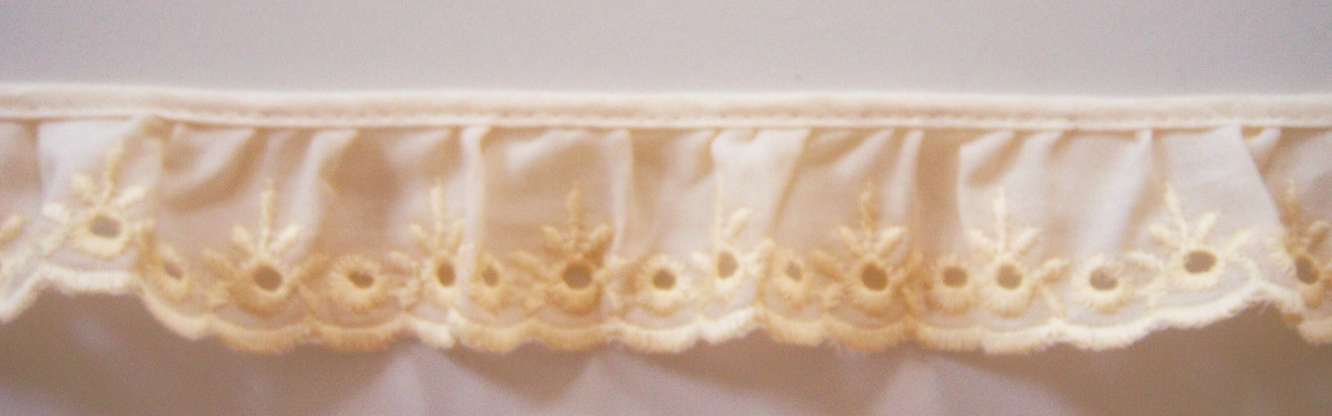 Vanilla 1 1/2" Ruffled Eyelet Lace