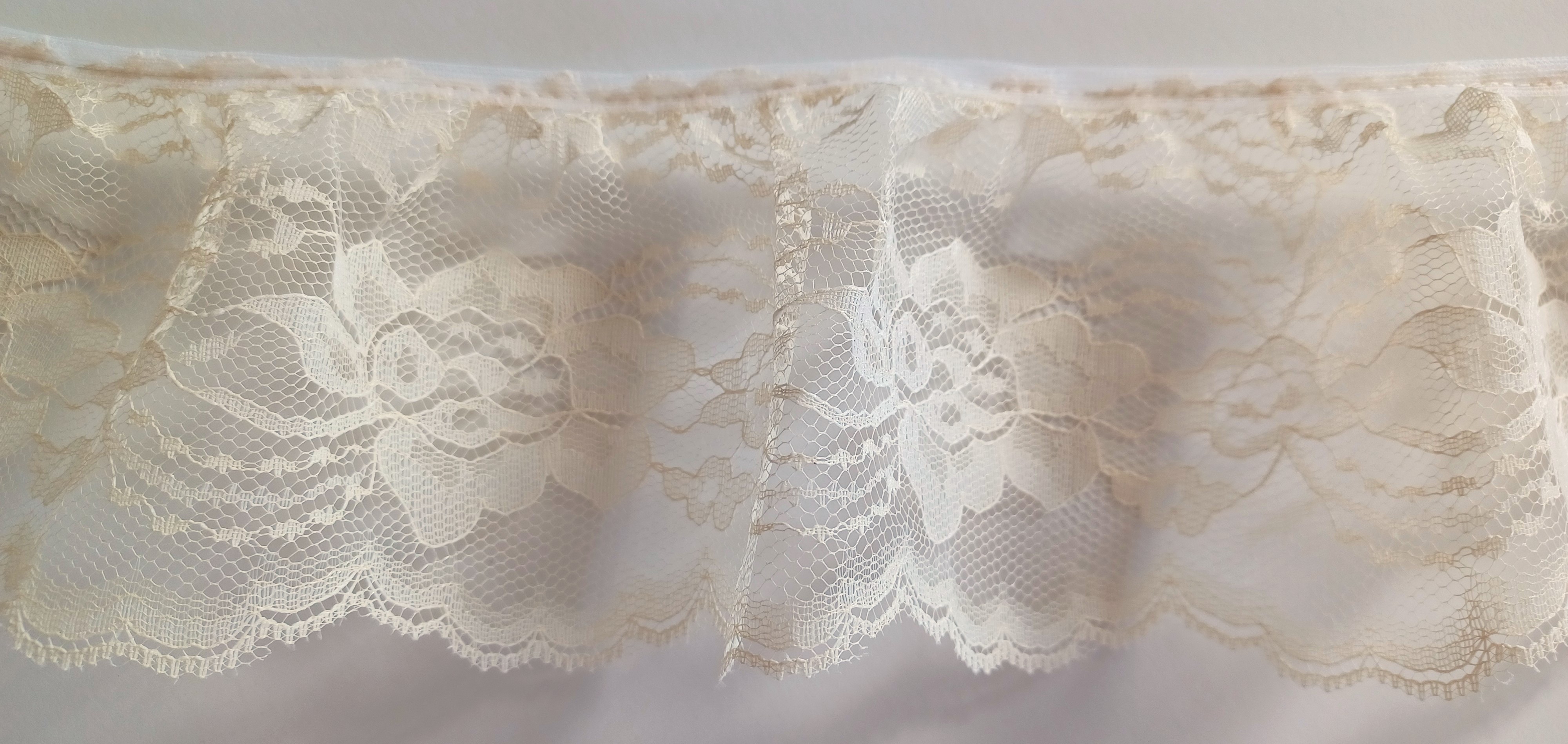 Candlelight 4" Ruffled Lace