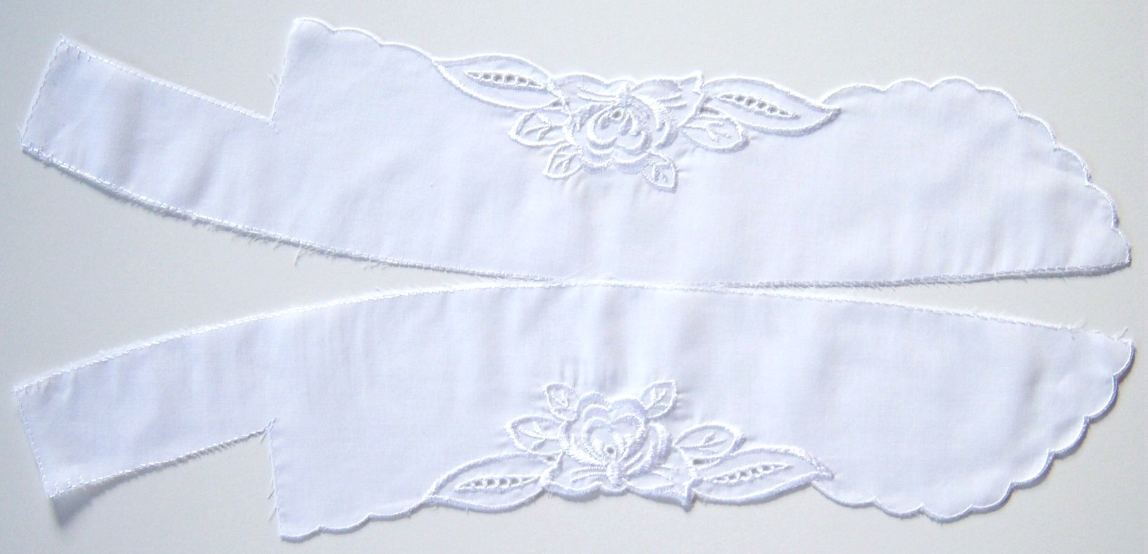 White 19" Embroidered Collar